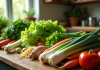 Assortiment de légumes frais commençant par L sur une table en bois