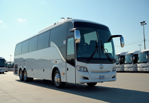 Bus d'occasion stationnement dans un dépôt en plein jour