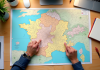 Carte colorée de Lille avec codes postaux sur un bureau lumineux