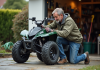 Entretenir votre quad homologué 50 cc pour adulte : conseils et astuces Homme vérifiant la pression des pneus d'un quad 50cc