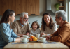Changements dans les familles modernes : quels impacts aujourd’hui ? Famille multigenerational autour d'une table de cuisine chaleureuse