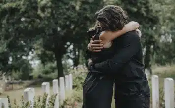 Lieux de repos éternel et souvenirs immuables : Le cimetière et sa plaque commémorative
