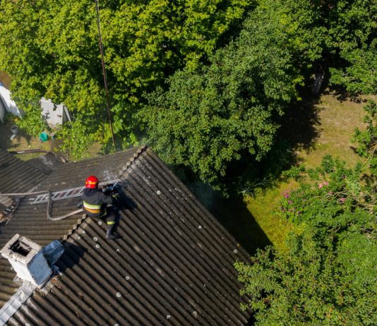 Rapprochez-vous d'un couvreur spécialisé en nettoyage toiture pour un entretien efficace