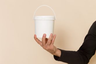 Usage alimentaire : faut-il choisir un seau en plastique ou en métal ?