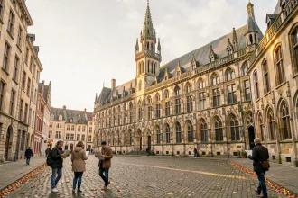 Place principale d'une ville belge de 4 lettres avec architecture gothique et pavés historiques